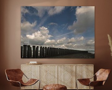 Strandhoofd met stapelwolken van Edwin van Amstel