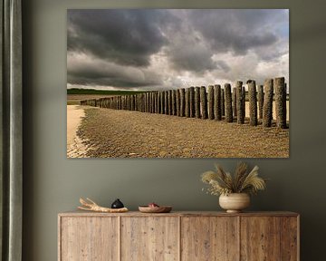 Strandhoofd met donkere, dreigende wolken von Edwin van Amstel