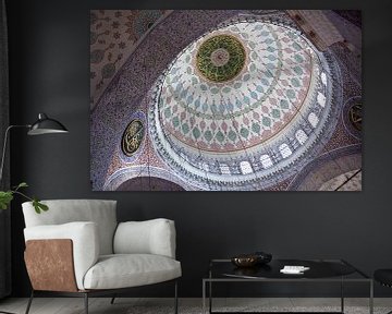 Innenansicht der Kuppel der Neuen Moschee in Istanbul, Türkei, mit schönem Mosaik.