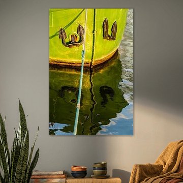 Spiegelung Bug eines Schiffes mit Anker von Dieter Walther