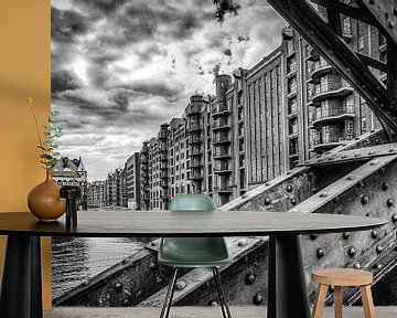 Brug en gevels in Speicherstadt Hamburg in zwart-wit van Dieter Walther