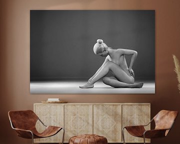 Abstract seated nude by Arjen Roos