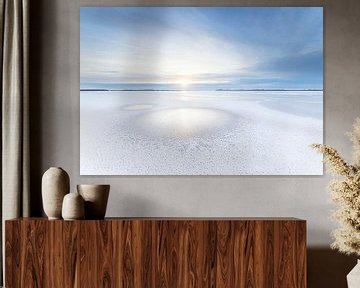 Zonsondergang op bevroren meer (Nederland) van Marcel Kerdijk