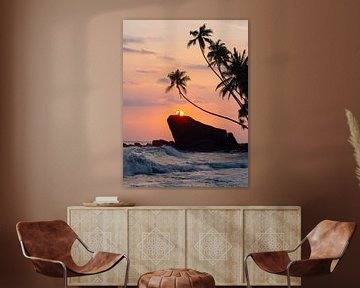 Sonnenuntergang und Palmen am Strand von Dalawella, einem tropischen Paradies bei Unawatuna in Sri L von Teun Janssen