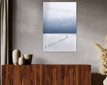 Eine leere, schneebedeckte Winterlandschaft im Nationalpark Lauwersmeer. Am Horizont treiben dunkle  von Bas Meelker