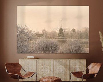 Zicht op een oude windmolen in de stad Kampen naast de rivier de IJssel in de winter van Sjoerd van der Wal