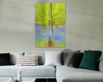Abstrakter Zoom-Effekt auf eine Buche in einem Frühlingswald mit Bluebell-Blüten von Sjoerd van der Wal Fotografie