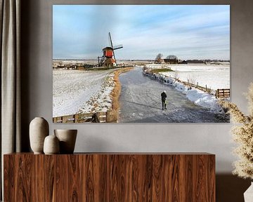 Schaatsen in Hollands polderlandschap met uitzicht op een historische wipmolen. van Mieneke Andeweg-van Rijn