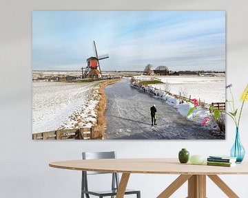 Schaatsen in Hollands polderlandschap met uitzicht op een historische wipmolen. van Mieneke Andeweg-van Rijn