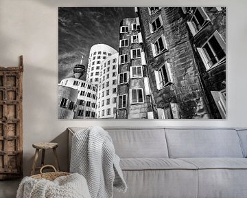 Gehry-gebouwen in de mediahaven in Düsseldorf met de Rijntoren in zwart-wit van Dieter Walther