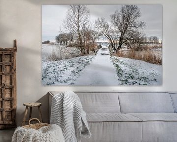 Houten brug in een besneeuwd landschap van Ruud Morijn