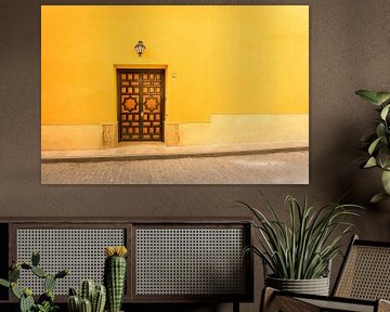 Holztür gegen gelben Hintergrund von Stefania van Lieshout