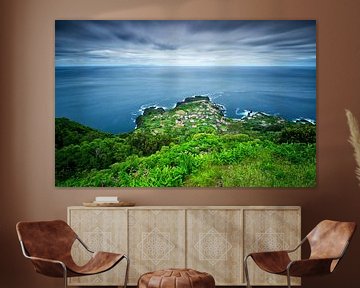 Petit village au bord de l'océan, Faja de Ouvidor, Sao Jorge, Açores sur Sebastian Rollé - travel, nature & landscape photography