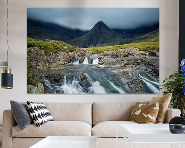 Waterval in de Schotse heuvels, Fairy Pools, Isle of Skye, Schotland van Sebastian Rollé - travel, nature & landscape photography