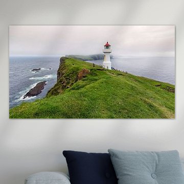 Leuchtturm auf einer kleinen Insel, Mykines, Färöer Inseln