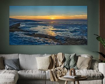Zonsondergang bij een bevroren Waddenzee van Goffe Jensma
