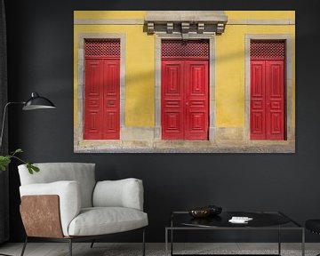 Rode deuren in een gele muur van een huis in Portugal van Marc Venema