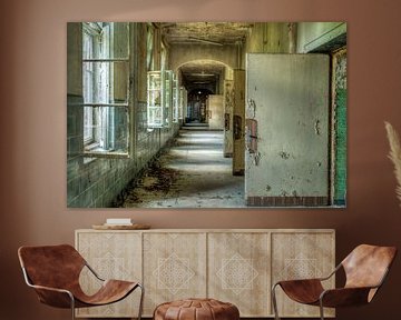 Korridor im Altbau in Beelitz von Henny Reumerman