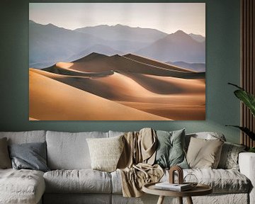 Woestijnlandschap in de Death Valley van de VS met zandduinen en bergen van Voss Fine Art Fotografie