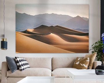 Woestijnlandschap in de Death Valley van de VS met zandduinen en bergen van Voss Fine Art Fotografie