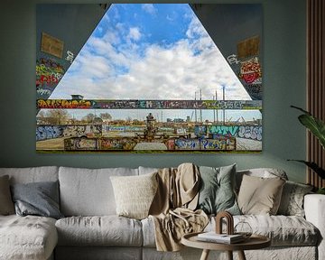 Tussen de pijlers van Faralda van Foto Amsterdam/ Peter Bartelings