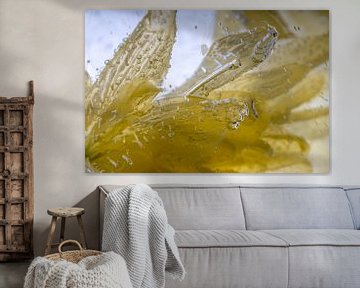 Gele chrysant met ijsstructuren van Marc Heiligenstein