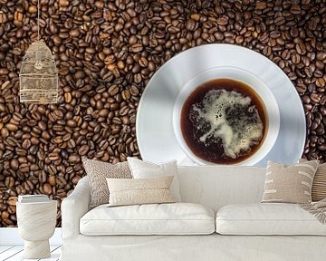 Kaffeetasse auf frischen Kaffeebohnen von Animaflora PicsStock