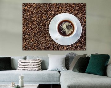 Koffiekopje op verse koffiebonen van Animaflora PicsStock
