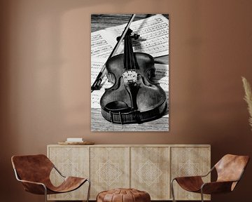 viool met strijkstok en bladmuziek in zwart wit
