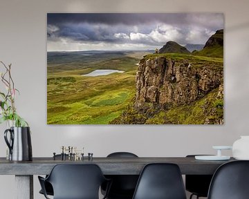 Marcher dans les vertes montagnes écossaises, Quiraing, île de Skye, Écosse sur Sebastian Rollé - travel, nature & landscape photography