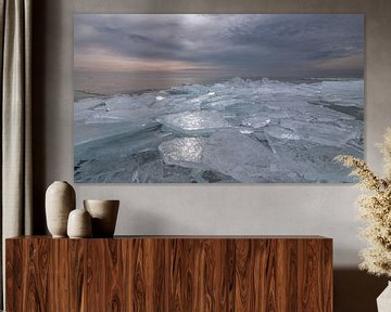 Opeengestapeld kruiend ijs in het ijsselmeer van FotoBob