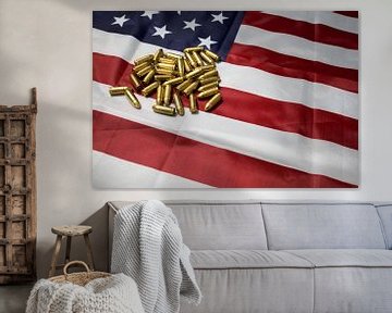 Munitie pistool kogels liggend op de Amerikaanse vlag. USA. van N. Rotteveel