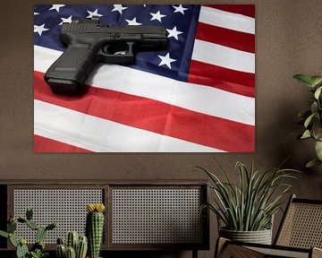 Closeup van pistool op de Amerikaanse vlag. van N. Rotteveel