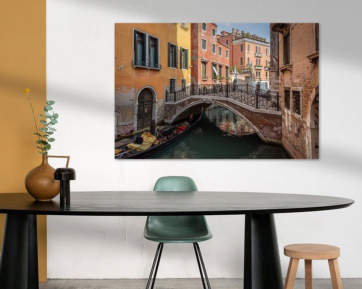 Sfeerimpressie: Bruggetje in Venetië van Arja Schrijver Fotografie