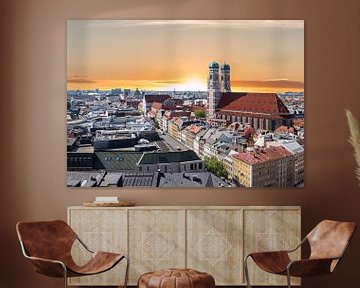 Panorama der Münchner Frauenkirche bei Sonnenuntergang von Animaflora PicsStock