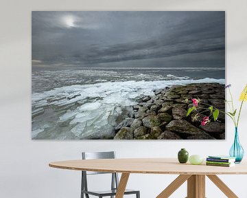 Donkere wolken boven een bevroren IJsselmeer! van Peter Haastrecht, van