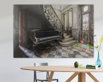 Oude piano in verlaten kasteel van Maikel Brands