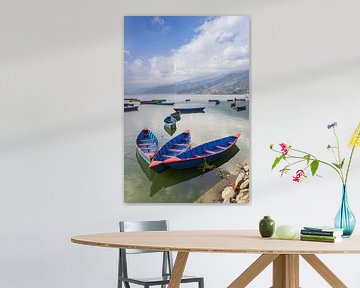 Bateaux traditionnels en bois sur le lac Phewa à Pokhara, Népal sur Marc Venema