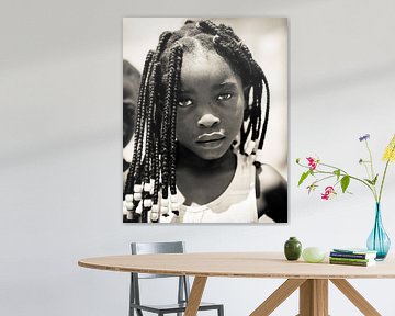 Porträt - Sambia 2019 - Mädchen mit Perlen von Matthijs van Os Fotografie