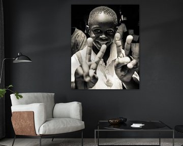 Porträt - Sambia 2019 - Fröhlicher Junge von Matthijs van Os Fotografie