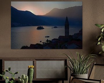 Zonsondergang in de baai van Kotor - Montenegro van t.ART