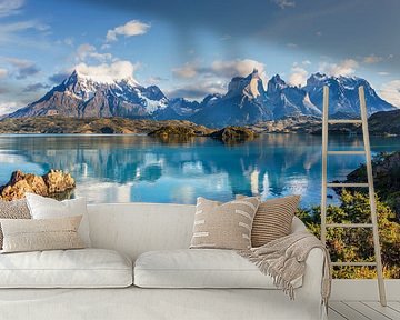 De weerspiegeling van het Lago Pehoe en de Cuernos Pieken in de ochtend, Torres del Paine Nationaal  van Dieter Meyrl