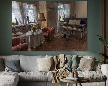 Living room in an abandoned farmhouse. by Het Onbekende