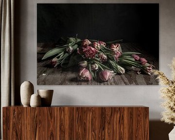 Tulpen op houten tafel | fine art stilleven fotografie in kleur | print muur kunst van Nicole Colijn