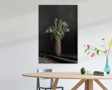 Tulpen in vaas | fine art stilleven fotografie in kleur | print muur kunst van Nicole Colijn