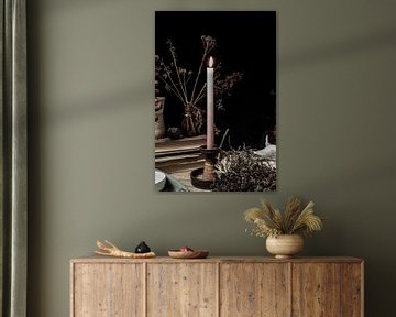 Hoop | kaars en dorre bloemen op tafel | fine art stilleven fotografie in kleur | print muur kunst van Nicole Colijn