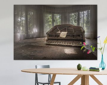 Klavier in einer verlassenen Villa von Wim van de Water