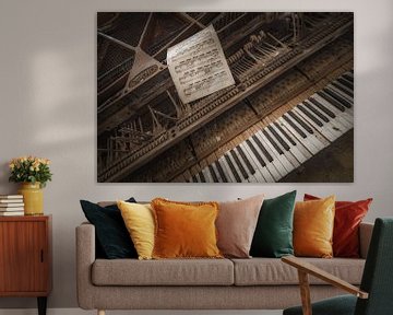 Piano in een verlaten Villa van Wim van de Water