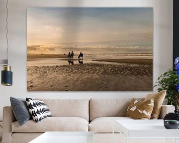 Strand en zee landschap in morgenrood met paarden in Egmond aan Zee van Marianne van der Zee