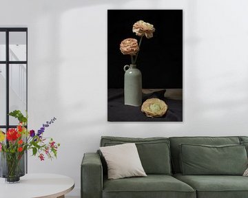 Ranunculus dans un vase | beaux-arts photographie couleur nature morte | impression art mural sur Nicole Colijn